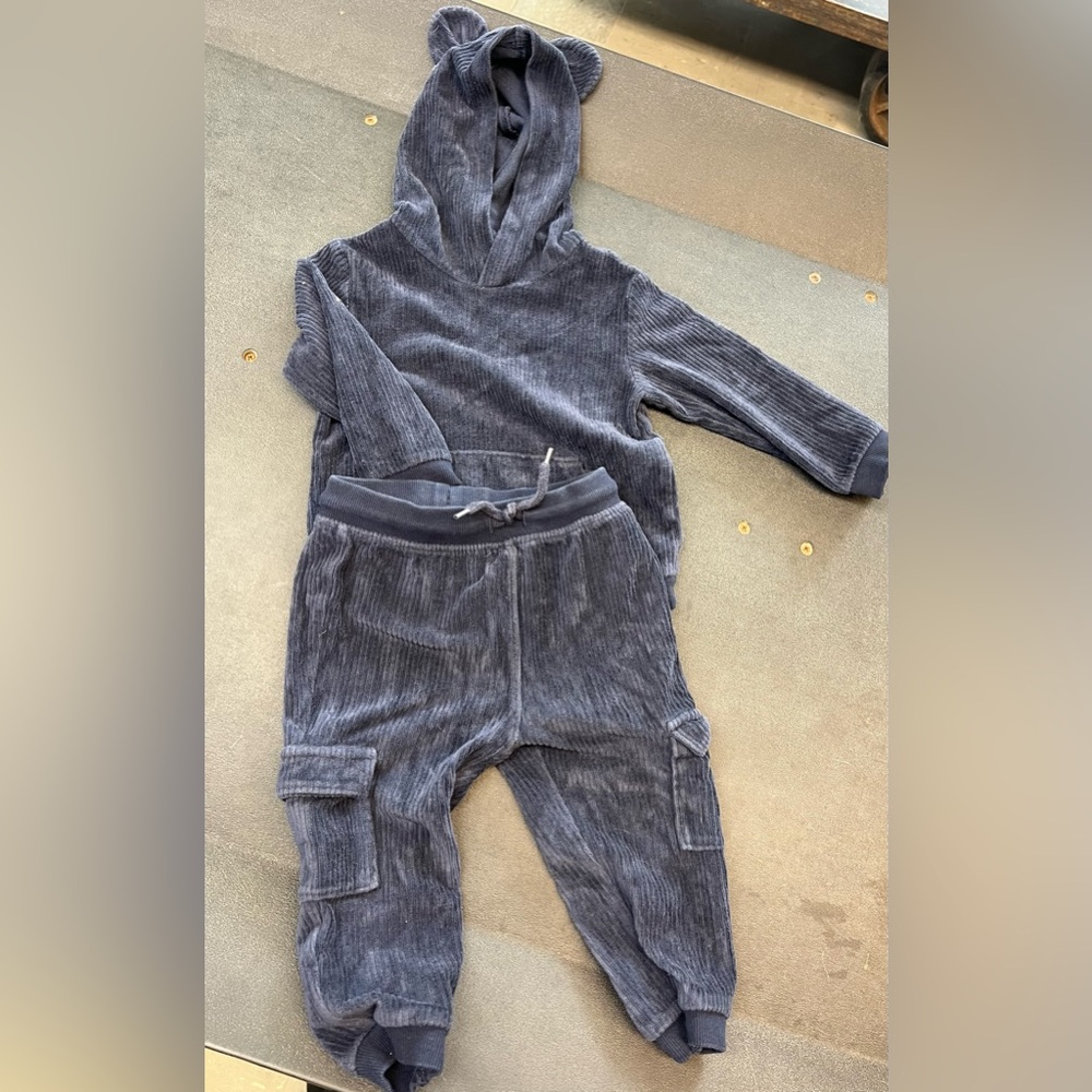 Six outfit bundle!! Boys size 18months